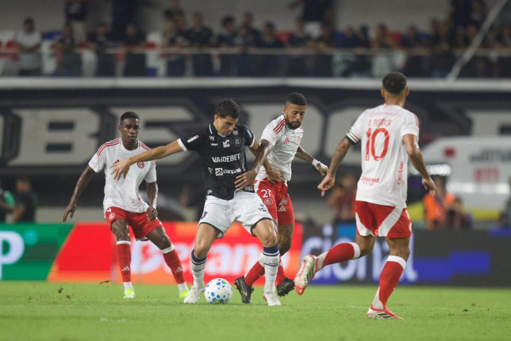 Remo e Internacional disputam bola em empate pela Série A no Mangueirão