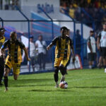 Jogadores de Castanhal e Nova Iguaçu disputam bola no Estádio Modelão pela Copa do Brasil