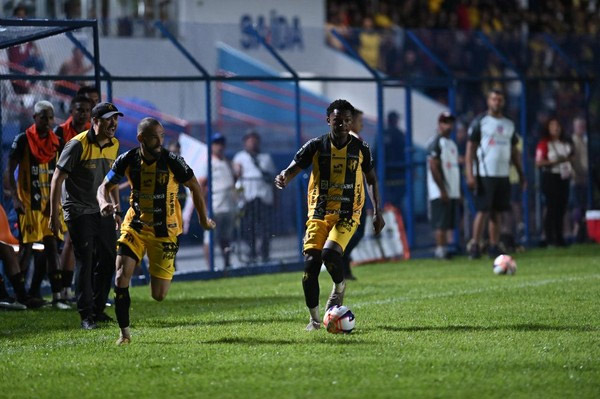 Jogadores de Castanhal e Nova Iguaçu disputam bola no Estádio Modelão pela Copa do Brasil