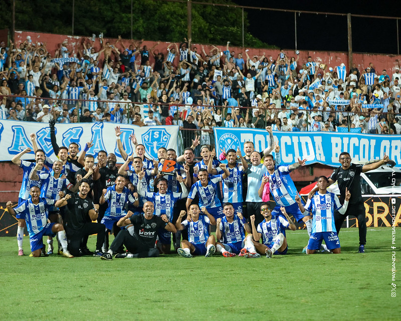 Jogadores do Paysandu comemoram virada sobre a Portuguesa na Copa do Brasil no Canindé