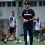 Jogadores do remo treinam para jogo contra o Flamengo