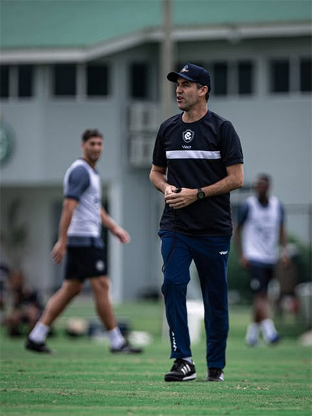 Jogadores do remo treinam para jogo contra o Flamengo