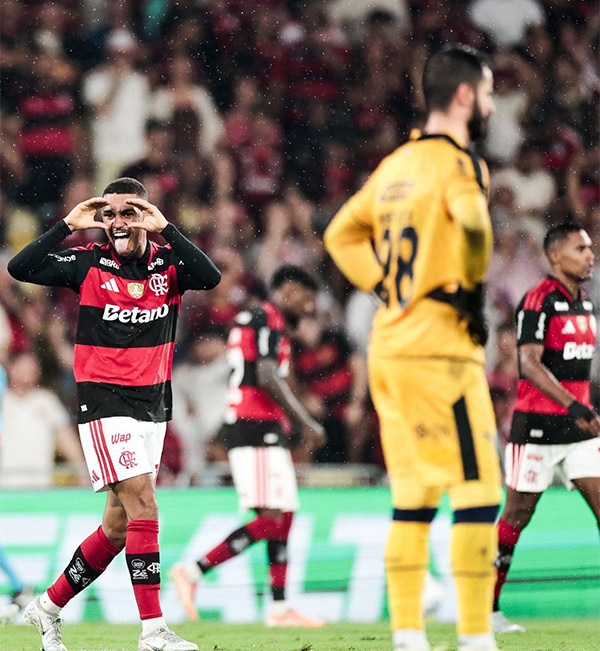 Jogadores do Flamengo comemoram gol contra o Remo no Maracanã pelo Brasileirão
