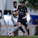 Jogadores de Porto Velho e Remo em disputa pela Copa Norte no Estádio Aluizão