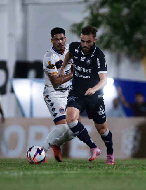 Jogadores de Porto Velho e Remo em disputa pela Copa Norte no Estádio Aluizão