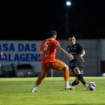 Jogadores de Paysandu e Guaporé disputam bola pela Copa Norte em Rondônia