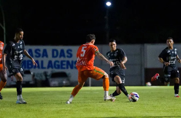 Jogadores de Paysandu e Guaporé disputam bola pela Copa Norte em Rondônia