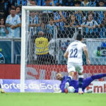 Remo perde pênalti e no final faz falta