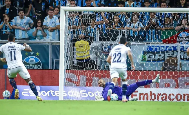 Remo perde pênalti e no final faz falta