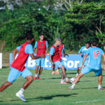 jogadores treinam para a partida contra o itabaiana