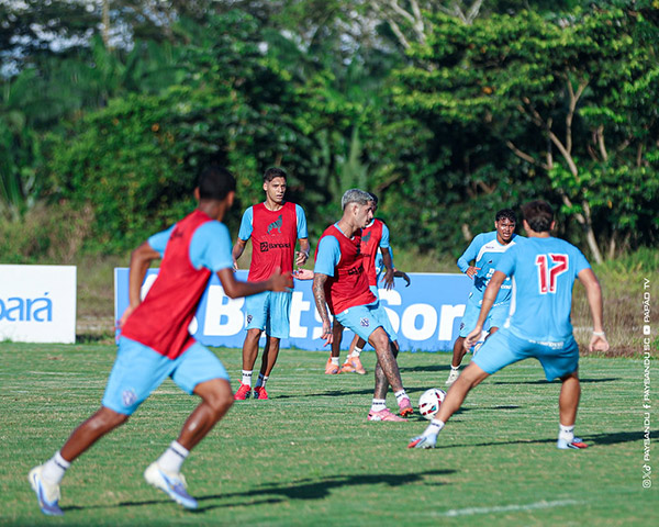 jogadores treinam para a partida contra o itabaiana