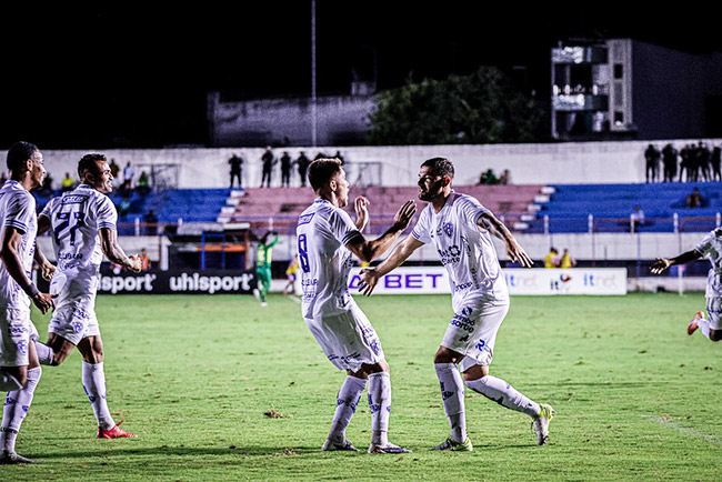 Jogadores do Paysandu comemoram gol contra o Itabaiana pela Série C