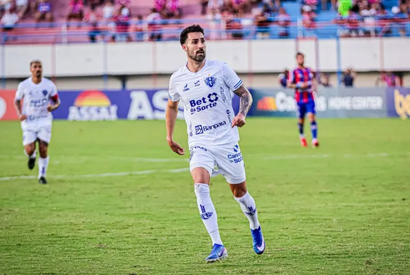 Ítalo Paysandu 10 gols comemorando gol com a camisa bicolor