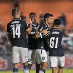 Remo x Galvez resultado com jogadores comemorando virada no Modelão