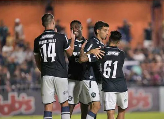 Remo x Galvez resultado com jogadores comemorando virada no Modelão
