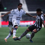 Botafogo x Remo resultado com jogadores comemorando virada no Nilton Santos
