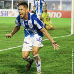 Paysandu x Botafogo-PB resultado com jogadores comemorando virada na Curuzu