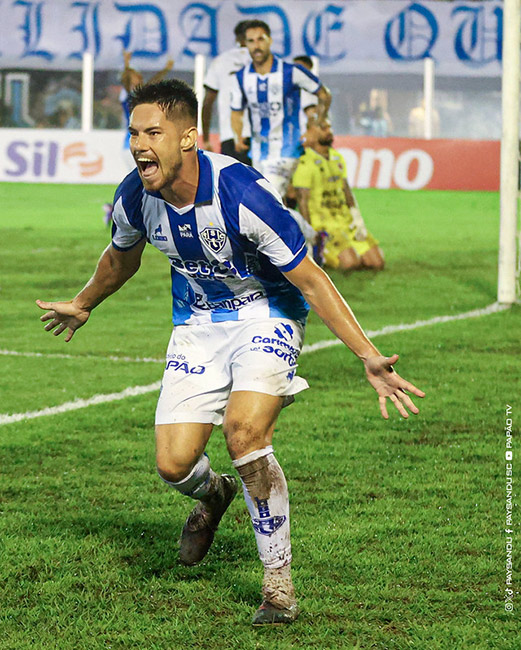 Paysandu x Botafogo-PB resultado com jogadores comemorando virada na Curuzu