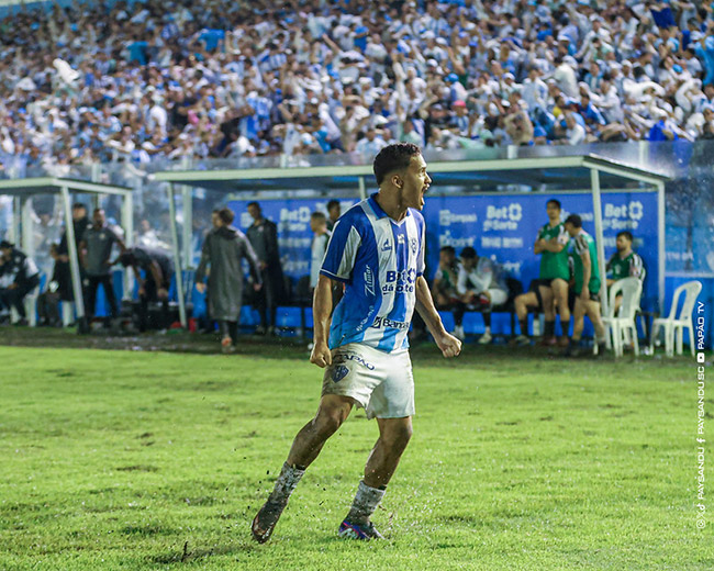 Juninho comemora vitória sobre o Anápolis na Curuzu pela Série C