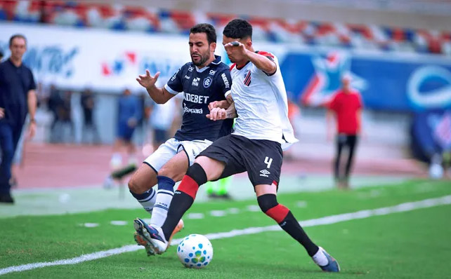 Disputa entre Remo contra o Athletico-PR no Mangueirão