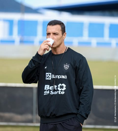 tecnico junio rocha durante preparação para enfrentar o Figueirense