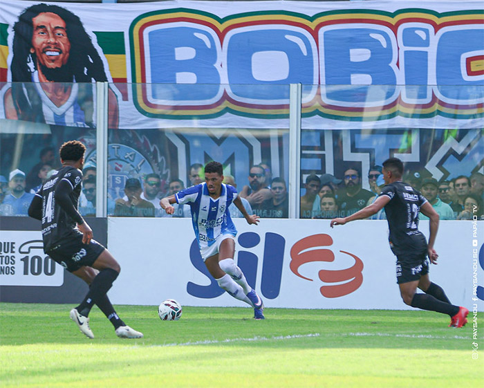 Jogadores do Paysandu durante partida contra a Inter de Limeira na Curuzu
