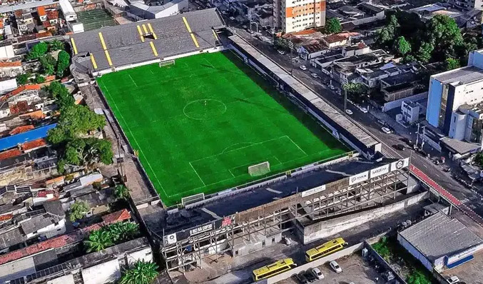 Trabalhos de revitalização do gramado do Baenão durante pausa da temporada