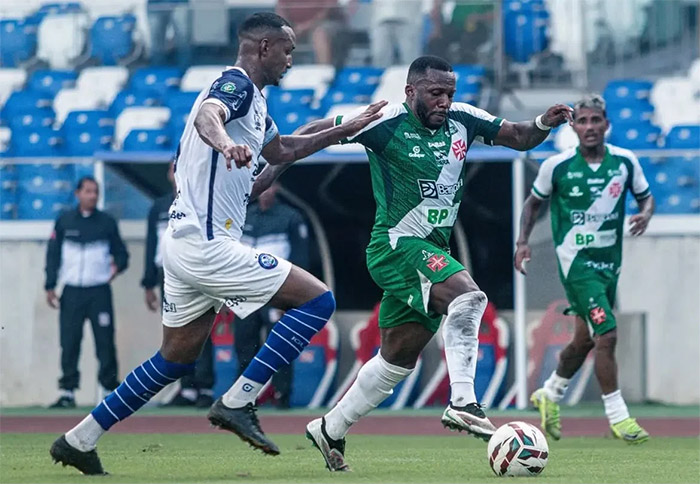 Jogadores da Tuna Luso e do Águia de Marabá em partidas da Série D