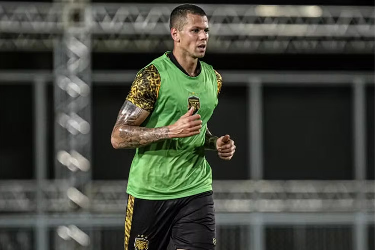 Léo Coelho durante partida pelo Amazonas antes de entrar na mira do Paysandu