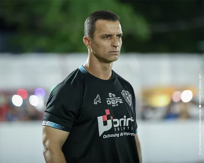 Júnior Rocha durante entrevista coletiva do Paysandu após derrota para a Ferroviária