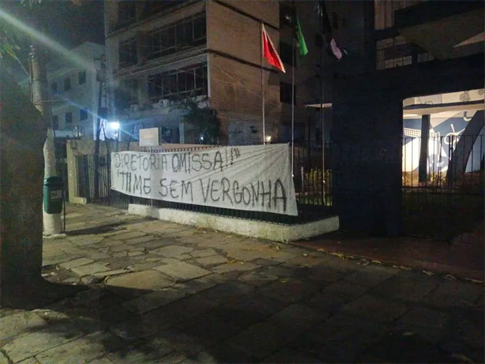 Faixas de protesto contra o Remo são colocadas em frente à sede do clube