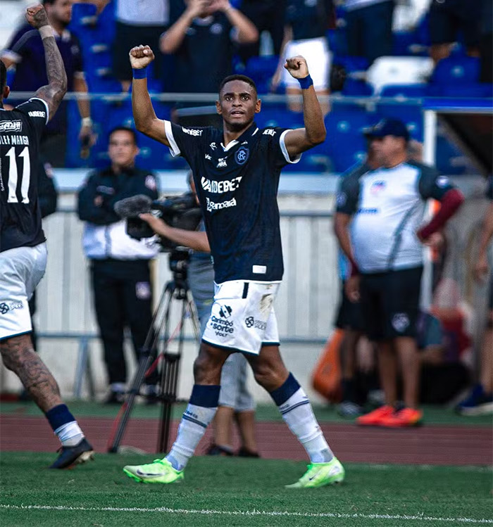Jajá, atacante do Remo, durante partida pelo Campeonato Brasileiro