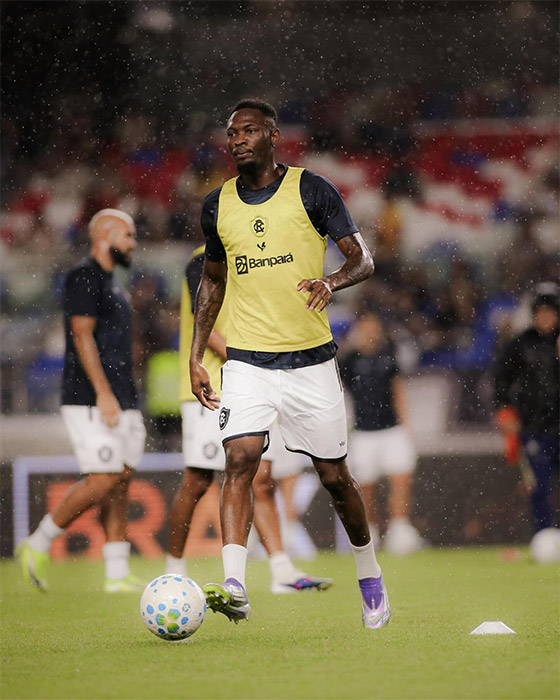 Tchamba, zagueiro do Remo, com a seleção de Camarões