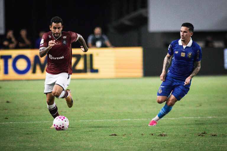 Marcelinho em disputa contra o Grêmio