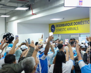 Torcida do Paysandu apoia a delegação antes da decisão contra o Brusque