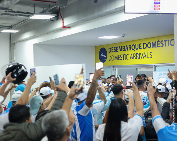 Torcida do Paysandu apoia a delegação antes da decisão contra o Brusque
